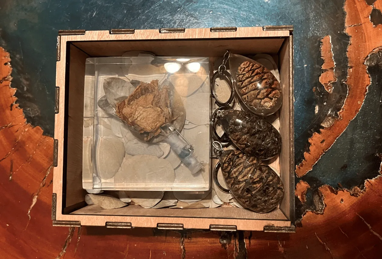 Caja de recuerdo de boda con flores y llaveros encapsulados en resina