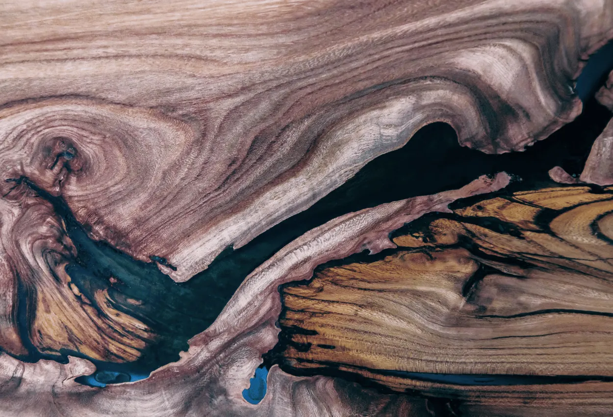 Detalle de mesa de río de madera y resina epóxica