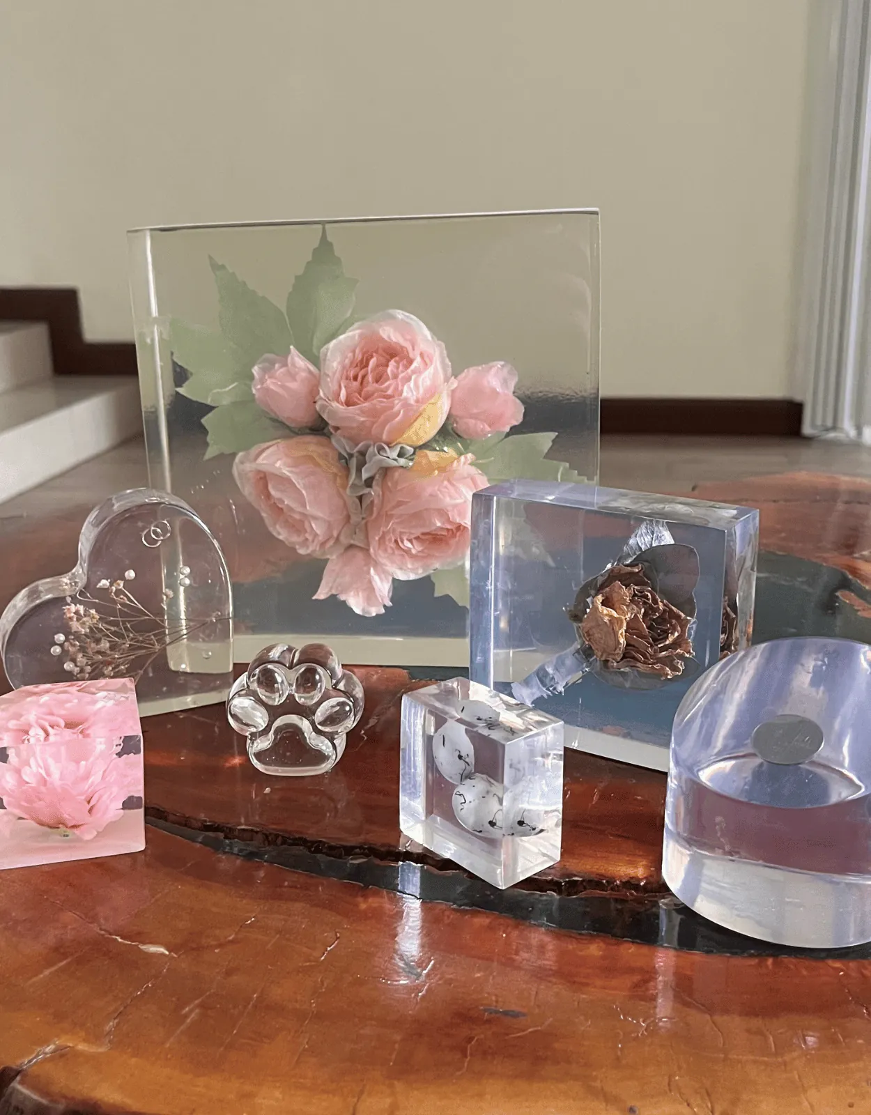 Piezas de resina cristal con flores, corazón y huella encapsulados
