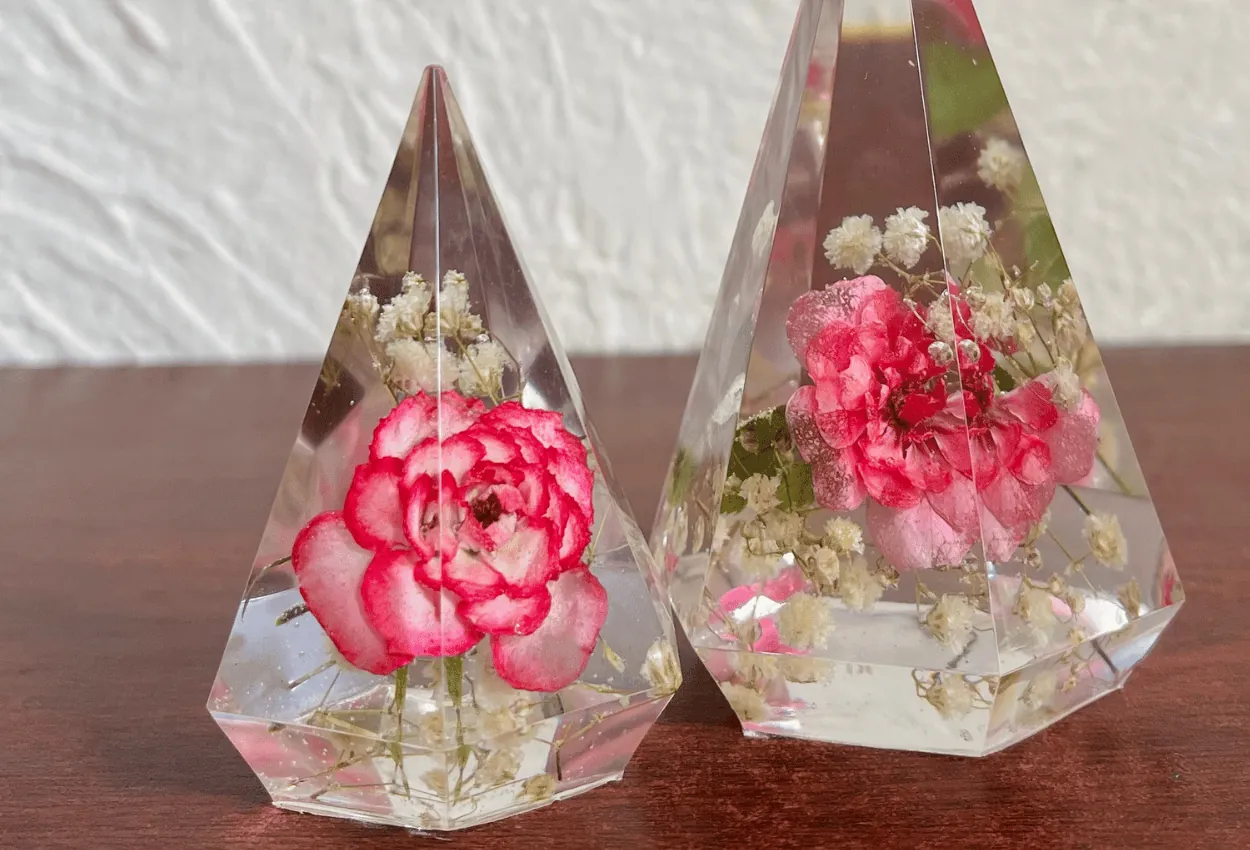 Pirámides de resina cristal con claveles encapsulados