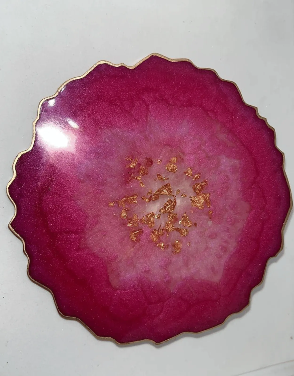 Posavasos tipo geoda de resina epóxica rosada con detalles dorados